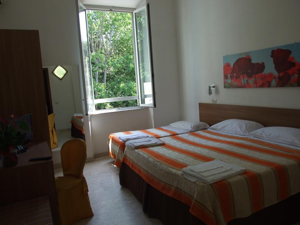 Hotel Derna Viareggio Szoba fotó