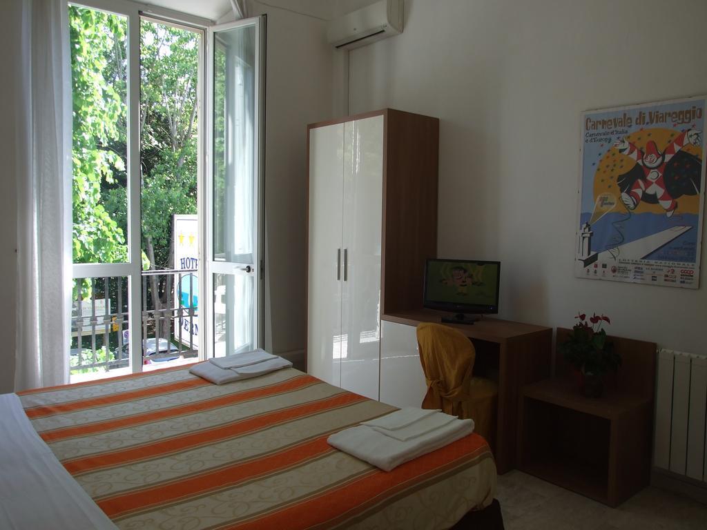 Hotel Derna Viareggio Szoba fotó