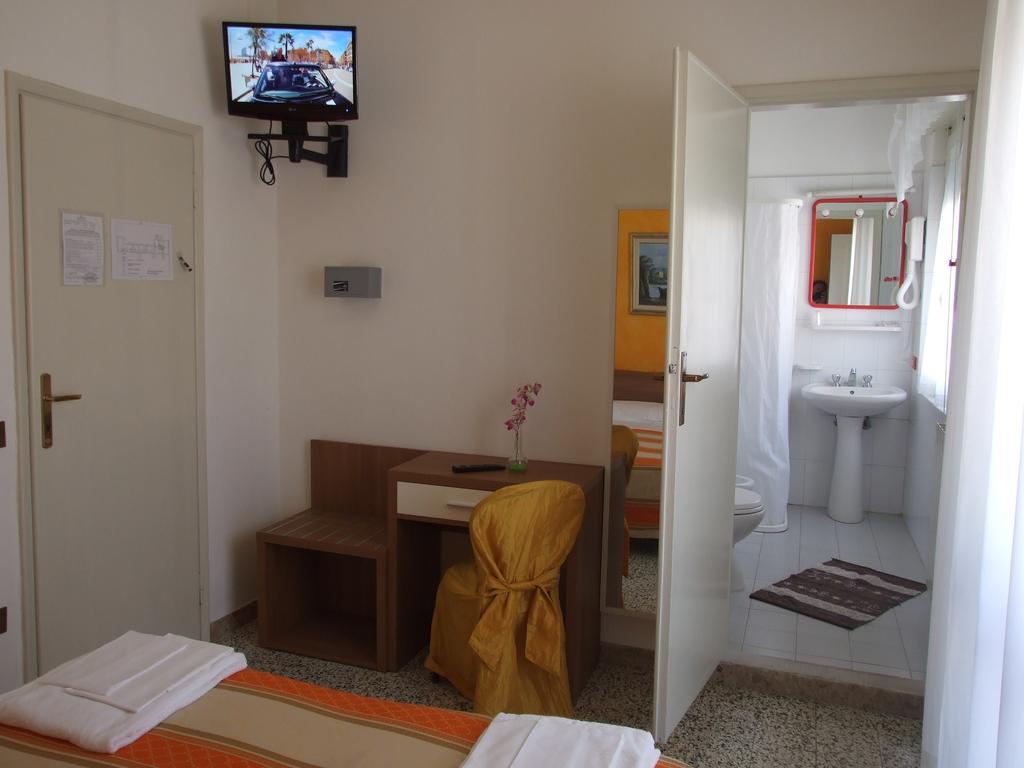 Hotel Derna Viareggio Szoba fotó