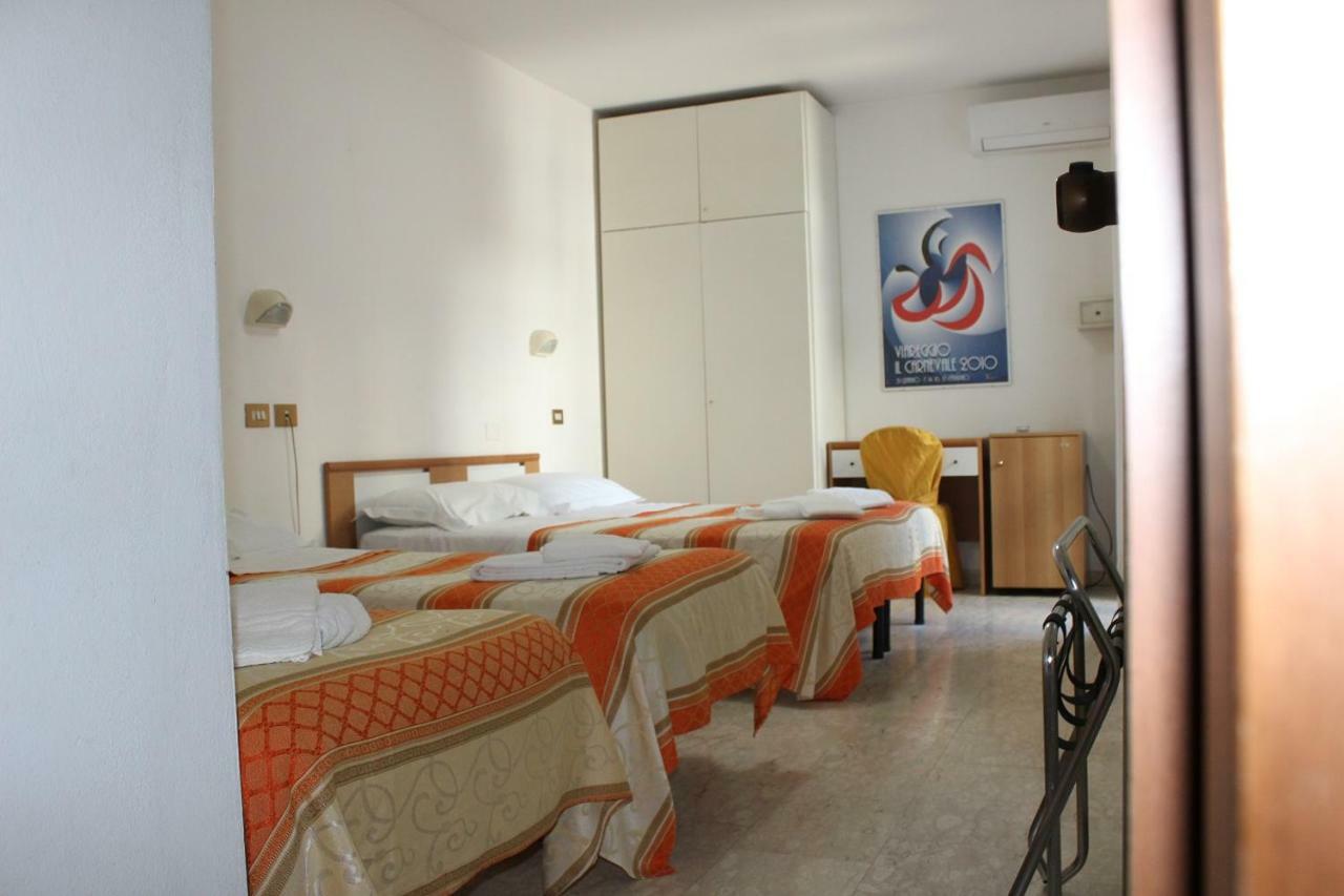 Hotel Derna Viareggio Kültér fotó