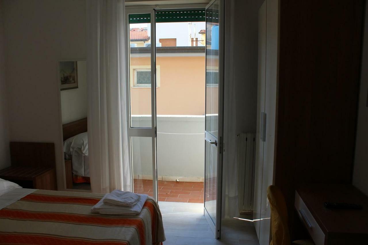 Hotel Derna Viareggio Kültér fotó